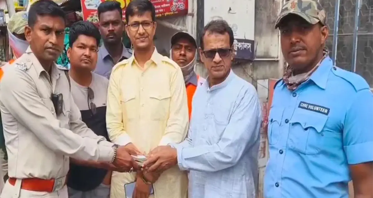 রাস্তায় পড়ে থাকা টাকার ব্যাগ, নজরে পড়তেই বদলে গেল গল্প! সততায় নজির গড়লেন ট্রাফিক ওয়ার্ডেন

