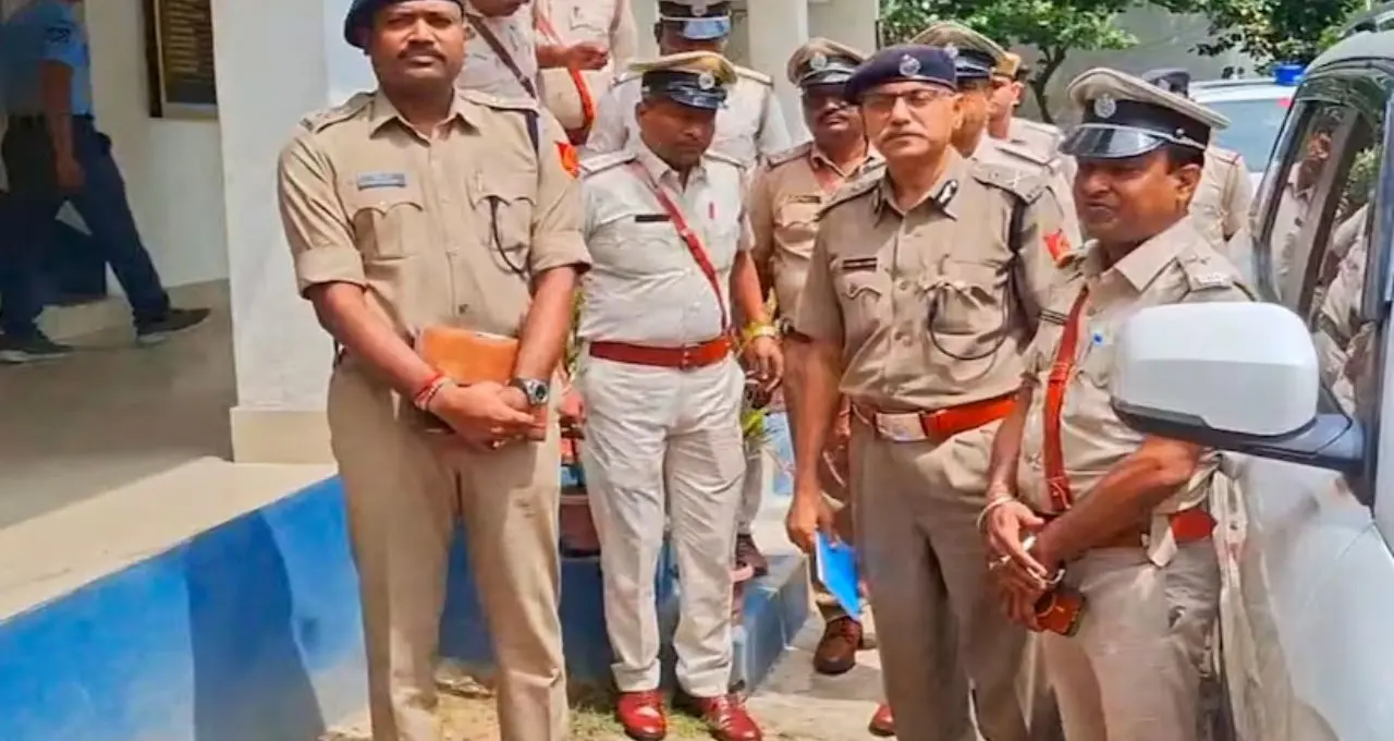 ‘রাউডিদের’ ডেডলাইন! ভোটের আগে কড়া বার্তা মালদহ পুলিশ সুপারের, চিহ্নিতদের গ্রেফতারের হুঁশিয়ারি

