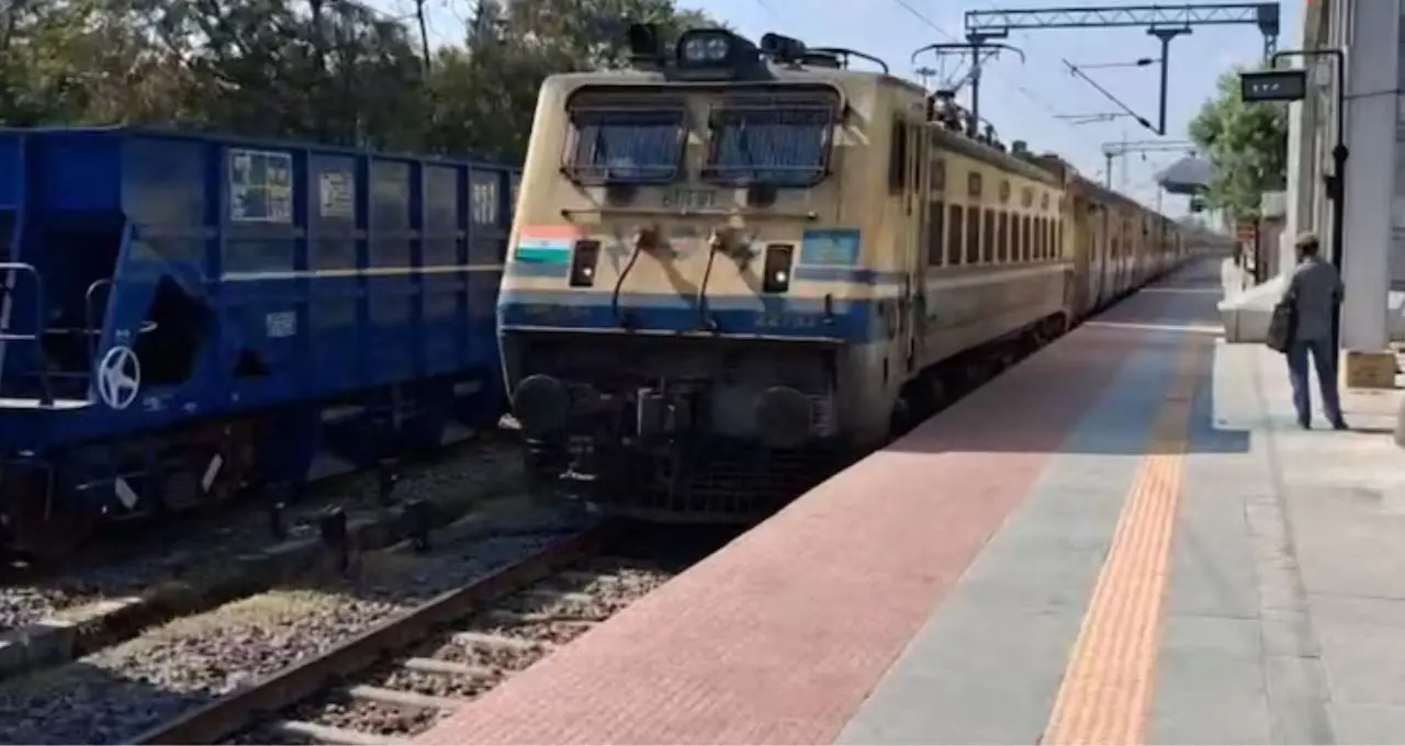 Indian Railways Recruitment: মাধ্যমিক পাশেই বড় সুযোগ! ১১ হাজারের বেশি শূন্যপদে অ্যাসিস্ট্যান্ট লোকো পাইলট নিয়োগ, জানুন শেষ তারিখ