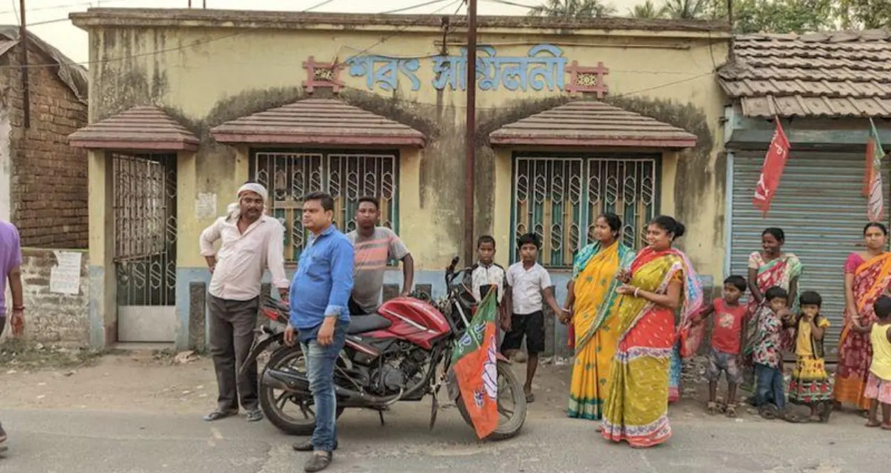 North 24 Parganas News: ভোট প্রচারে ব্যাট হাতে বিজেপি প্রার্থী Rekha Patra, ক্রিকেট খেলেই চমকে দিলেন সকলকে
