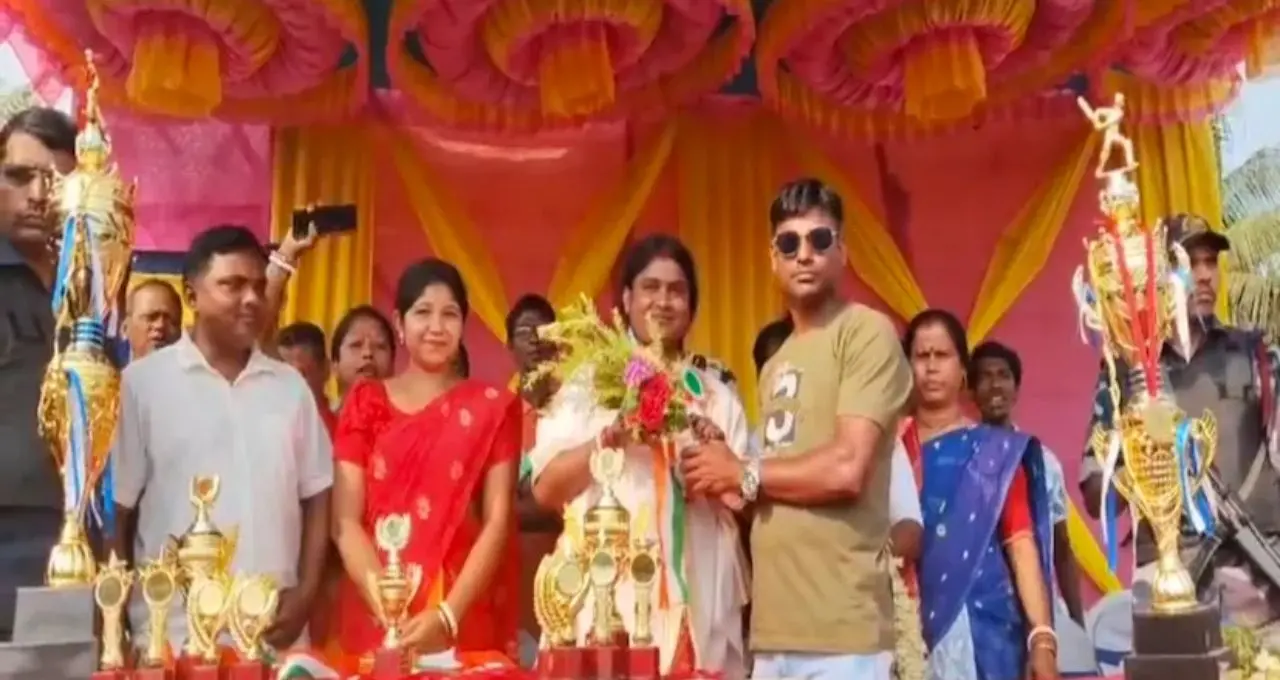 North 24 Parganas News: ভোট প্রচারে ব্যাট হাতে বিজেপি প্রার্থী Rekha Patra, ক্রিকেট খেলেই চমকে দিলেন সকলকে
