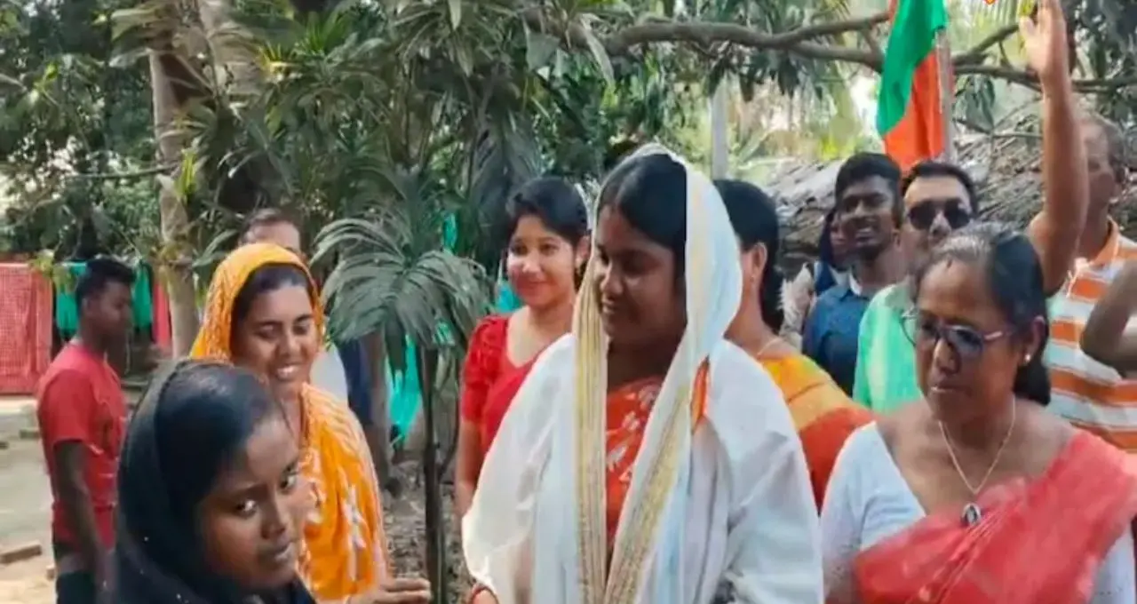 North 24 Parganas News: ভোট প্রচারে ব্যাট হাতে বিজেপি প্রার্থী Rekha Patra, ক্রিকেট খেলেই চমকে দিলেন সকলকে
