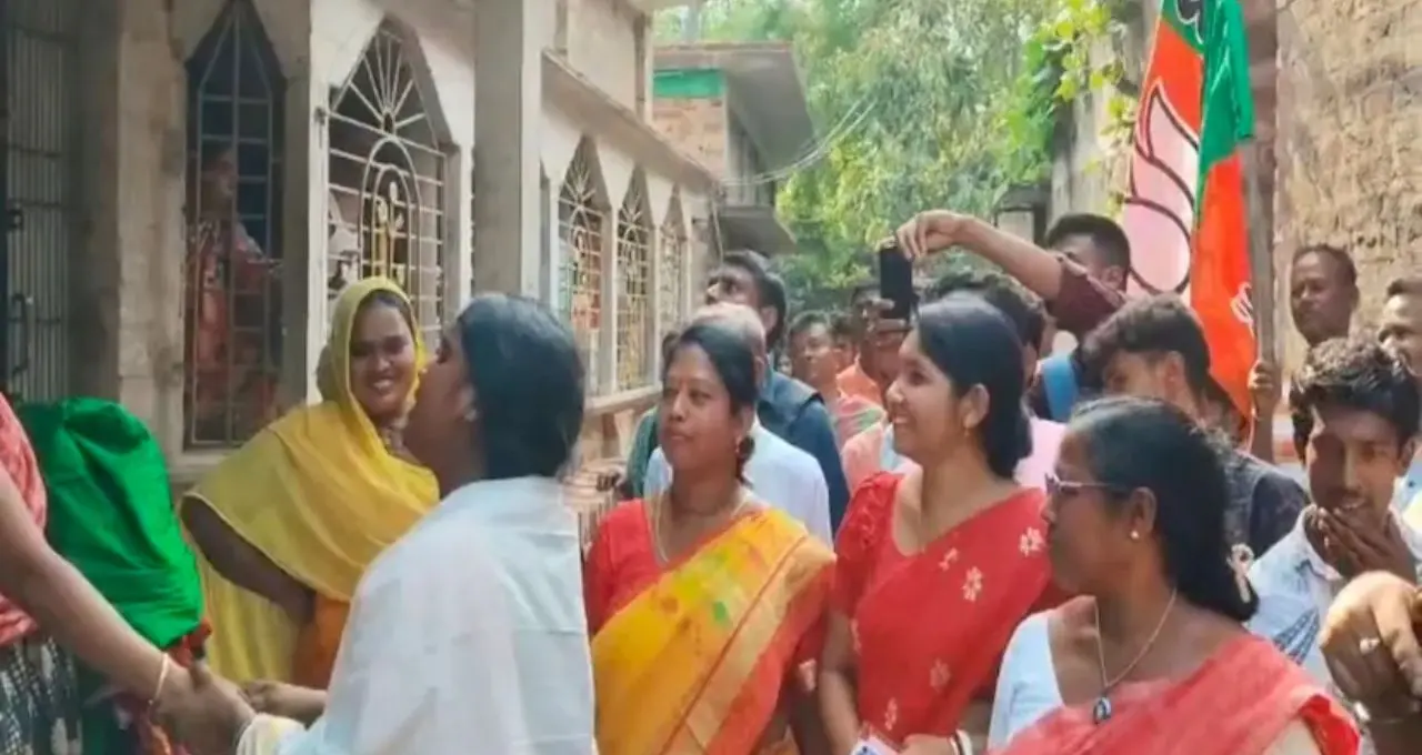 North 24 Parganas News: ভোট প্রচারে ব্যাট হাতে বিজেপি প্রার্থী Rekha Patra, ক্রিকেট খেলেই চমকে দিলেন সকলকে
