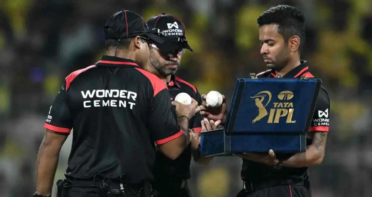 IPL 2026 में नया नियम: 10 ओवर के बाद बॉल बदलने से मैच में आएगा नया रोमांच
