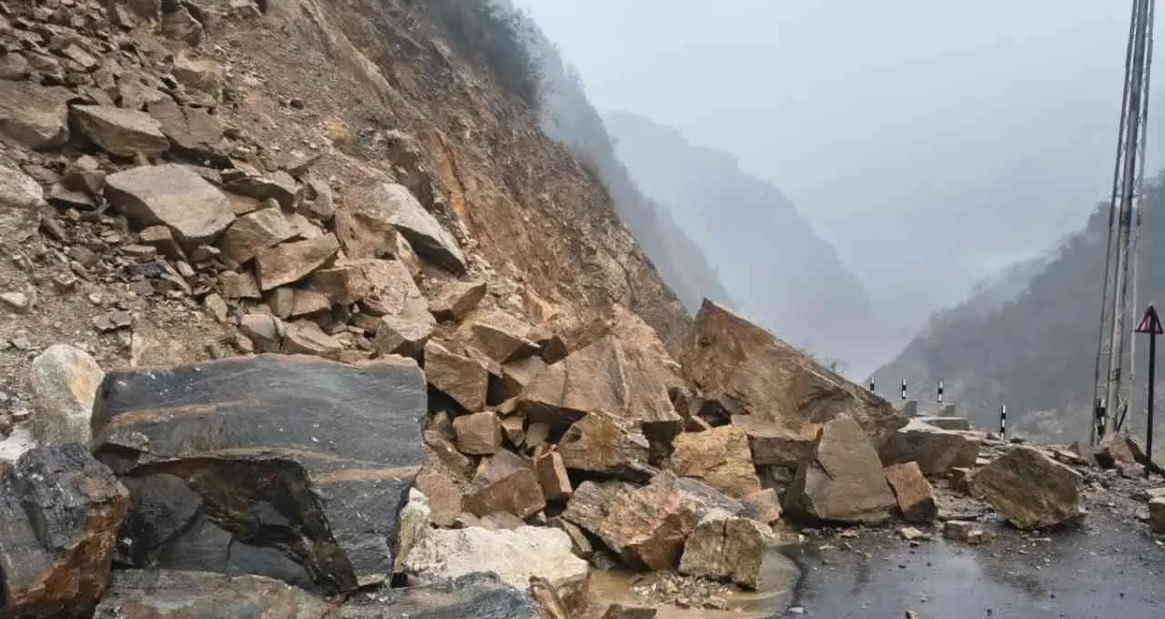 सिक्किम में भारी बारिश का कहर, चुंगथांग में लैंडस्लाइड से 200 पर्यटक फंसे