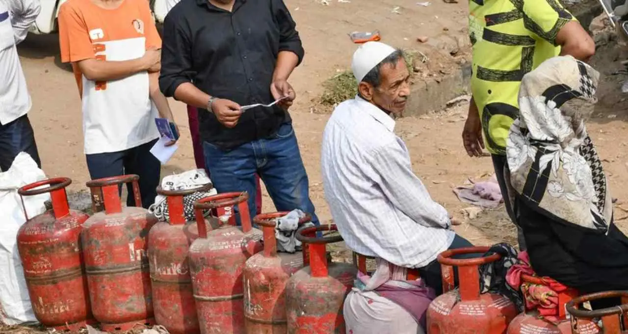 एलपीजी सिलिंडर बुकिंग को लेकर फैली अफवाह पर सरकार की सफाई, पुराने नियम ही रहेंगे लागू