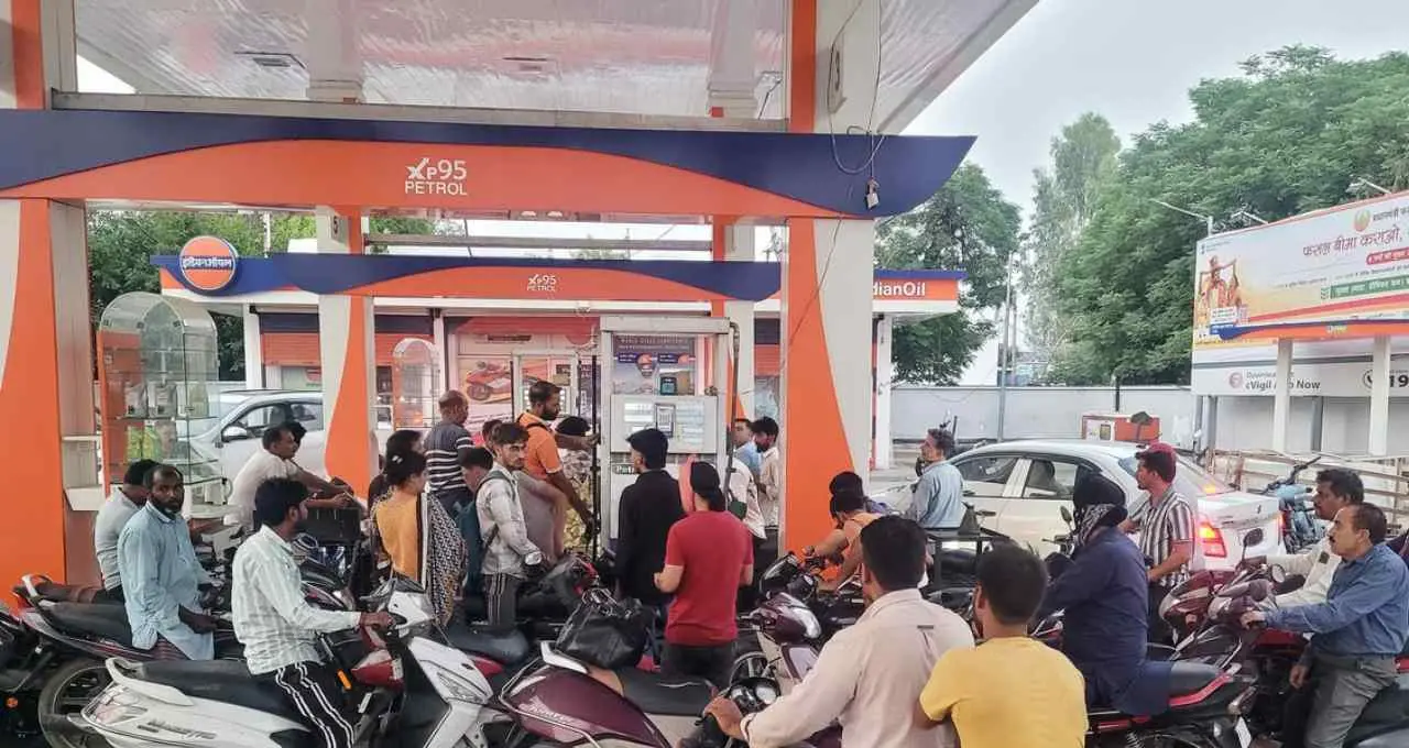 पेट्रोल-डीजल पर बड़ी राहत: सरकार ने एक्साइज ड्यूटी ₹10 प्रति लीटर घटाई, डीजल पर टैक्स शून्य, कीमतों में कमी की उम्मीद