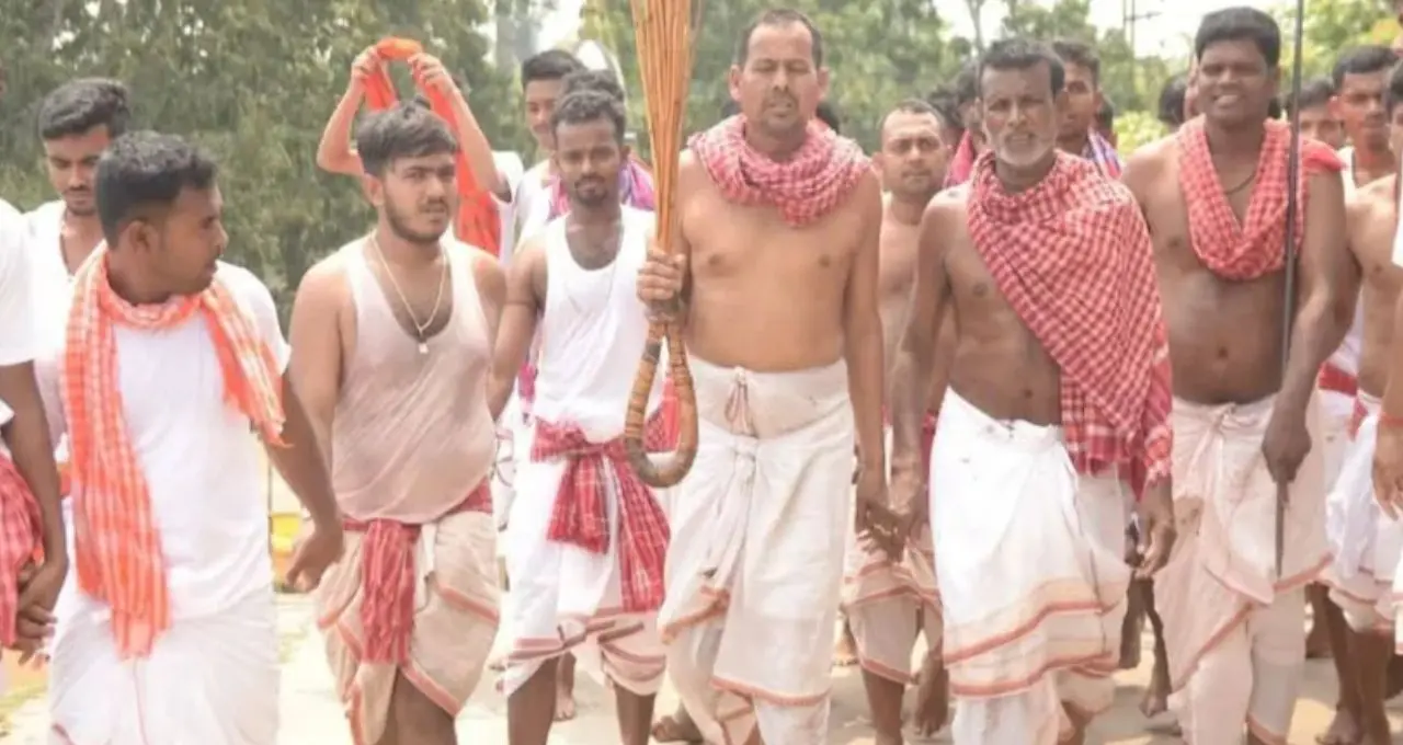 চৈত্রের পুণ্যলগ্নে জলের তলা থেকে উঠে এল শিবলিঙ্গ, গাইঘাটার প্রাচীন মন্দিরে ভক্তদের ঢল
