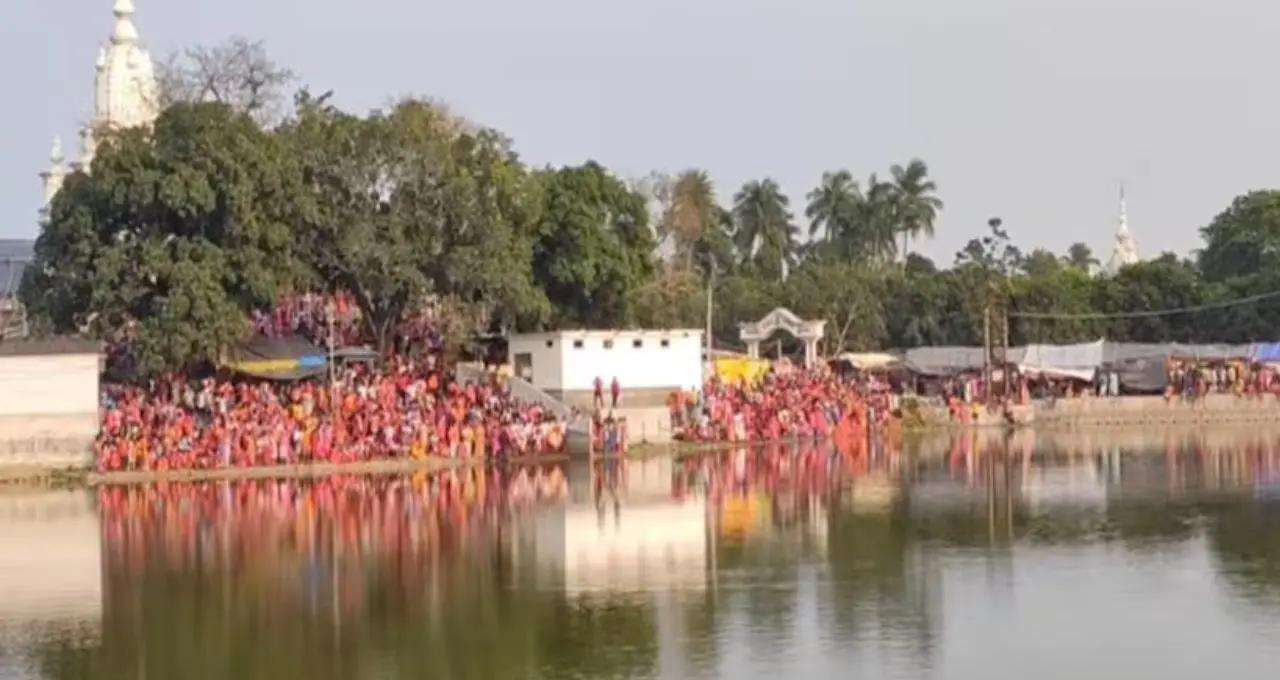 চৈত্রের পুণ্যলগ্নে জলের তলা থেকে উঠে এল শিবলিঙ্গ, গাইঘাটার প্রাচীন মন্দিরে ভক্তদের ঢল
