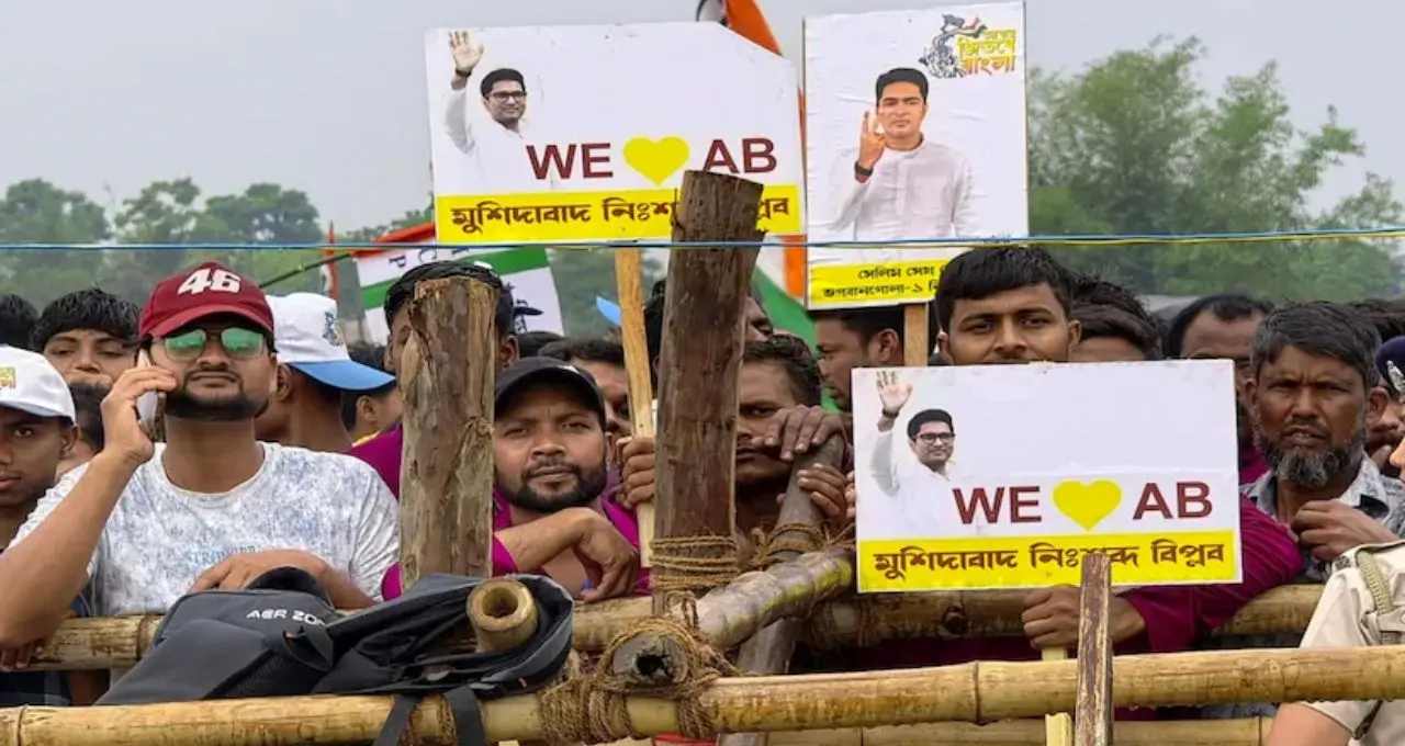 প্রবল বৃষ্টিতে ভেস্তে গেল সভা! ভগবানগোলায় নামতে পারল না অভিষেকের হেলিকপ্টার, হতাশ কর্মী-সমর্থকরা