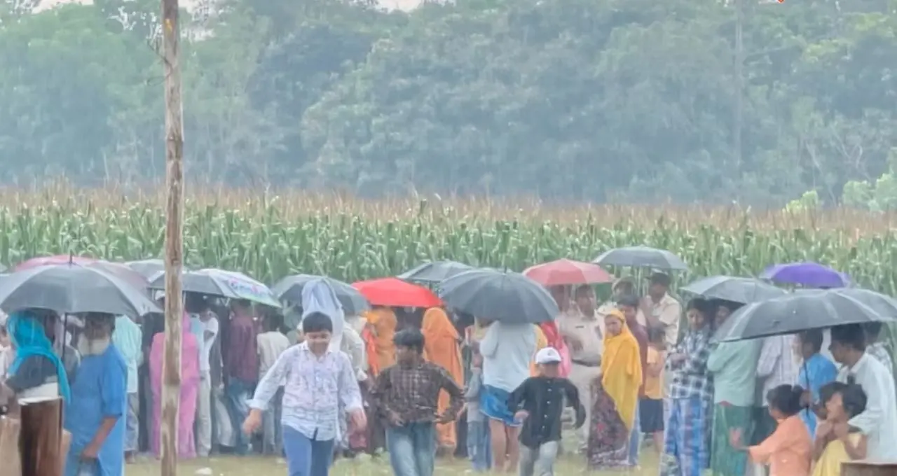 প্রবল বৃষ্টিতে ভেস্তে গেল সভা! ভগবানগোলায় নামতে পারল না অভিষেকের হেলিকপ্টার, হতাশ কর্মী-সমর্থকরা