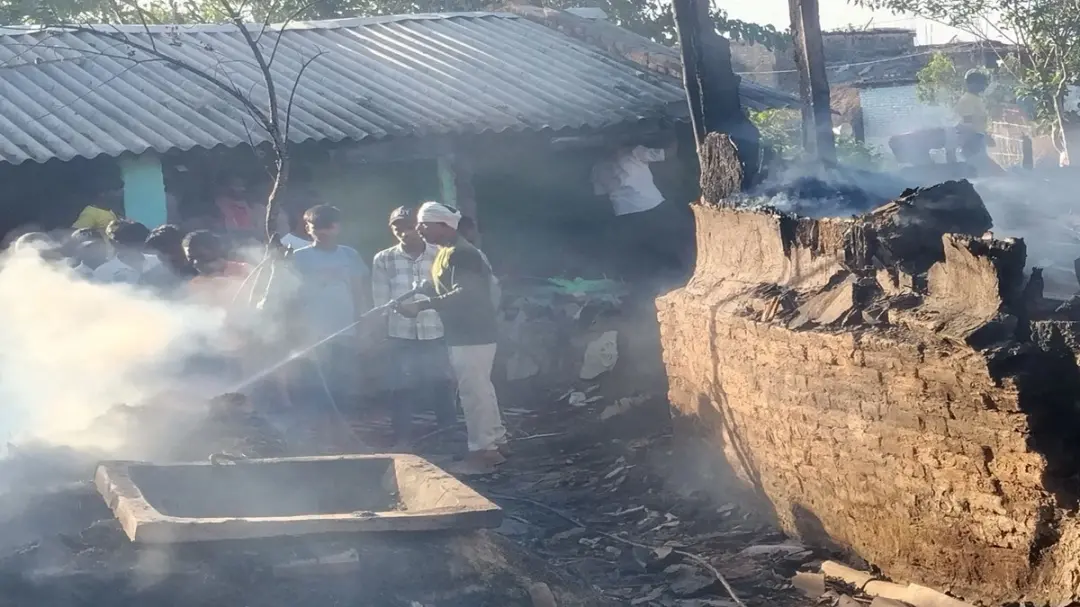 शादी से पहले मातम: राजाखड़वार पंचायत में आग से 15 घर राख, लाखों का नुकसान