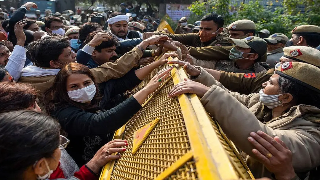 अलीगढ़ कलेक्ट्रेट पर बवाल: NCERT कोर्स लागू न होने पर तालाबंदी की कोशिश, कांग्रेस-सपा नेता हिरासत में