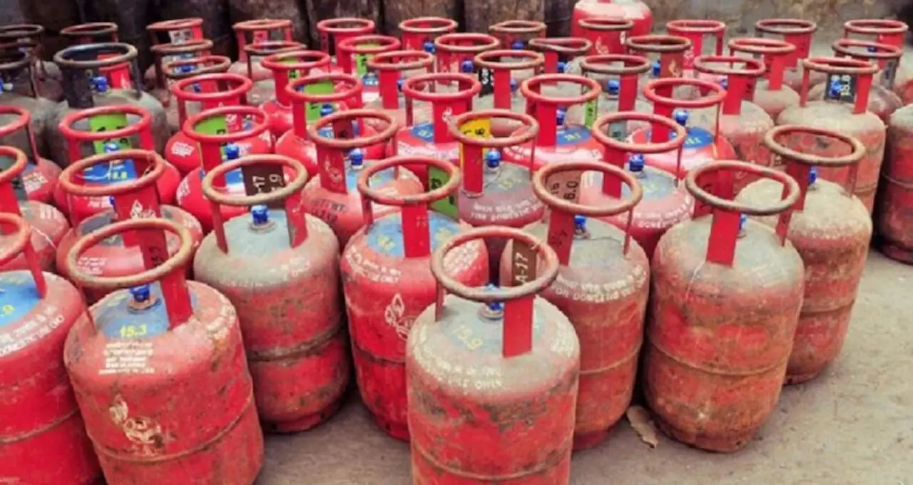 LPG Gas Price Hike: ১ এপ্রিল থেকে ধাক্কা! বাণিজ্যিক সিলিন্ডারে ₹২১৮ বৃদ্ধি, কত হল নতুন দাম?
