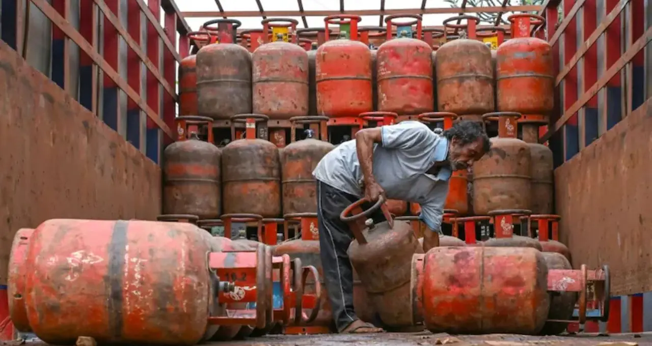LPG Gas Price Hike: ১ এপ্রিল থেকে ধাক্কা! বাণিজ্যিক সিলিন্ডারে ₹২১৮ বৃদ্ধি, কত হল নতুন দাম?
