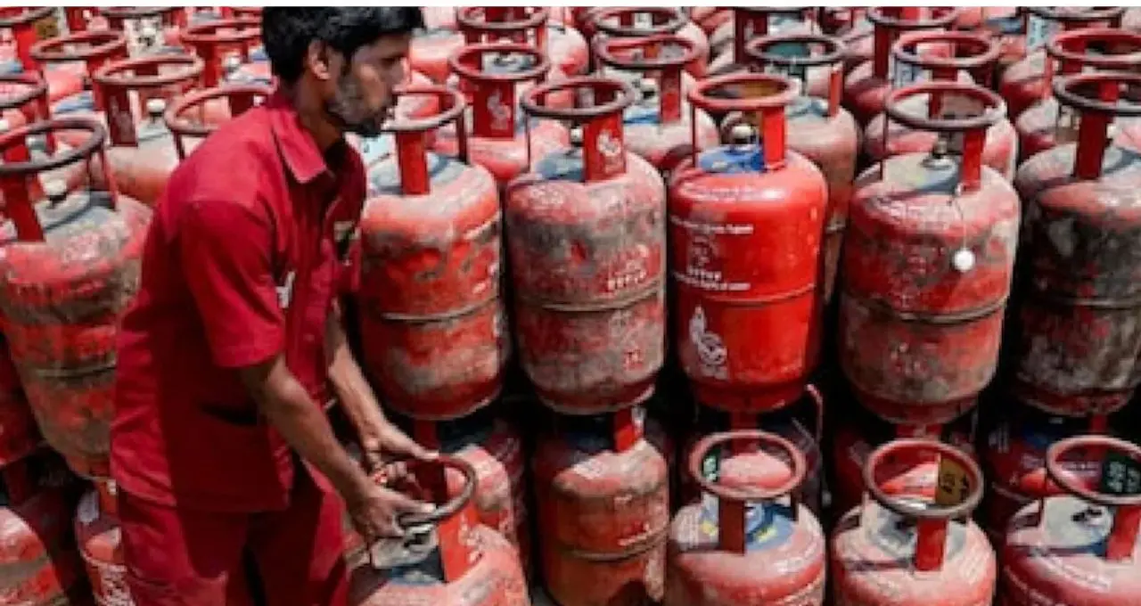 LPG Gas Price Hike: ১ এপ্রিল থেকে ধাক্কা! বাণিজ্যিক সিলিন্ডারে ₹২১৮ বৃদ্ধি, কত হল নতুন দাম?
