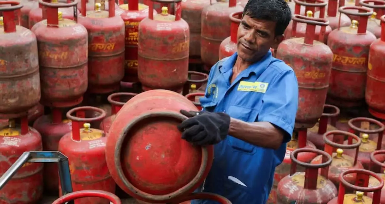 LPG Gas Price Hike: ১ এপ্রিল থেকে ধাক্কা! বাণিজ্যিক সিলিন্ডারে ₹২১৮ বৃদ্ধি, কত হল নতুন দাম?
