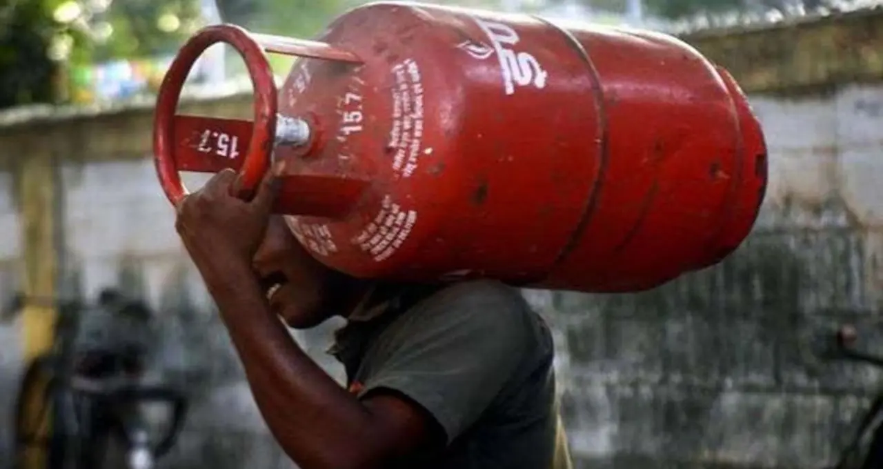 Kerala Assembly Elections 2026: ফ্রি LPG থেকে মাসে ₹২৫০০—কেরলে বিজেপির ‘মেগা’ প্রতিশ্রুতি, বাংলাতেও কি একই চমক?
