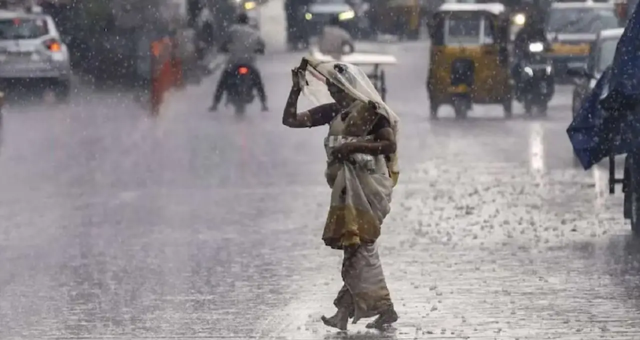 IMD সতর্কতা: ঘণ্টাখানেকেই ঝড়-বৃষ্টি! বজ্রবিদ্যুৎ-সহ তাণ্ডবের আশঙ্কা ৩ জেলায়