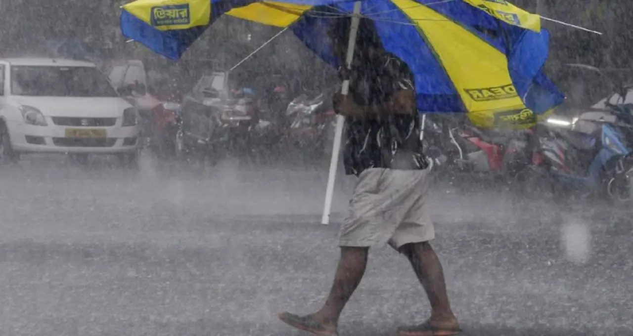 IMD সতর্কতা: ঘণ্টাখানেকেই ঝড়-বৃষ্টি! বজ্রবিদ্যুৎ-সহ তাণ্ডবের আশঙ্কা ৩ জেলায়