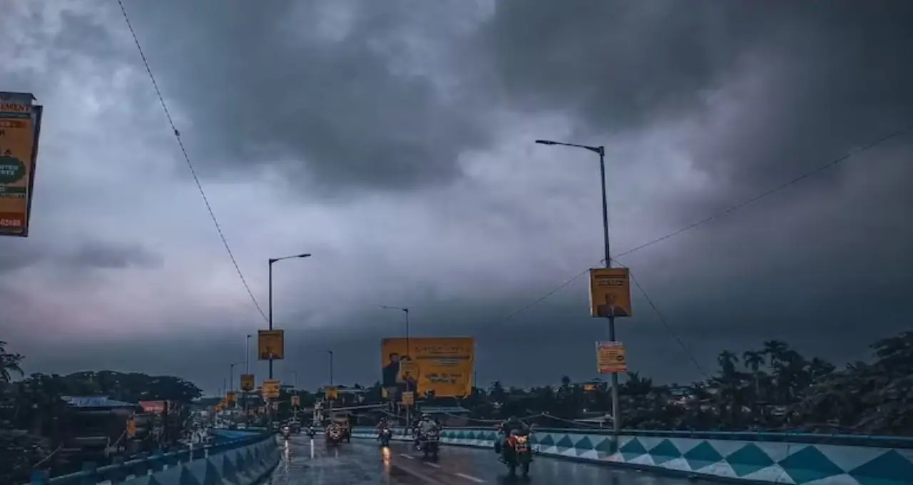 ৮০ কিমি বেগে ধেয়ে আসছে কালবৈশাখী! কলকাতা-সহ দক্ষিণবঙ্গে লাল সতর্কতা, শিলাবৃষ্টির আশঙ্কা
