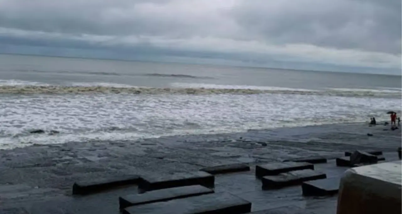 উত্তাল সমুদ্র, কালো মেঘে ঢেকে গেল Digha! আচমকা আবহাওয়ার বদলে সতর্কতায় পর্যটকরা
