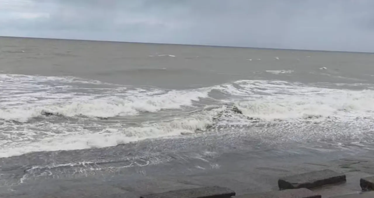 উত্তাল সমুদ্র, কালো মেঘে ঢেকে গেল Digha! আচমকা আবহাওয়ার বদলে সতর্কতায় পর্যটকরা
