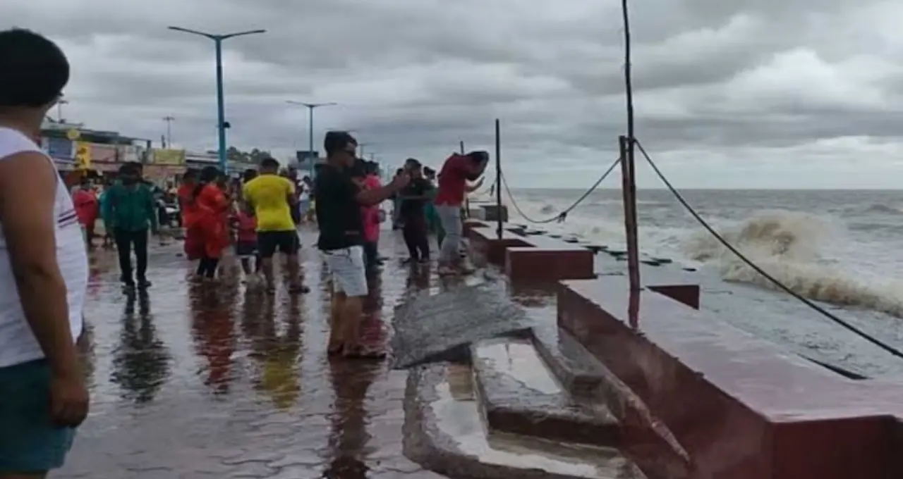 উত্তাল সমুদ্র, কালো মেঘে ঢেকে গেল Digha! আচমকা আবহাওয়ার বদলে সতর্কতায় পর্যটকরা
