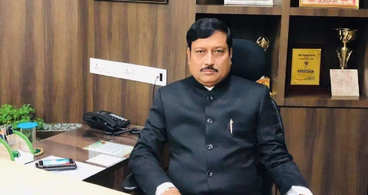 গ্যারেজে বিলাসবহুল গাড়ির সারি, সোনায় মোড়া সম্পদ! বারাসাতে তৃণমূলের হেভিওয়েট Sabyasachi Dutta-র সম্পত্তির খতিয়ান নজরকাড়া
