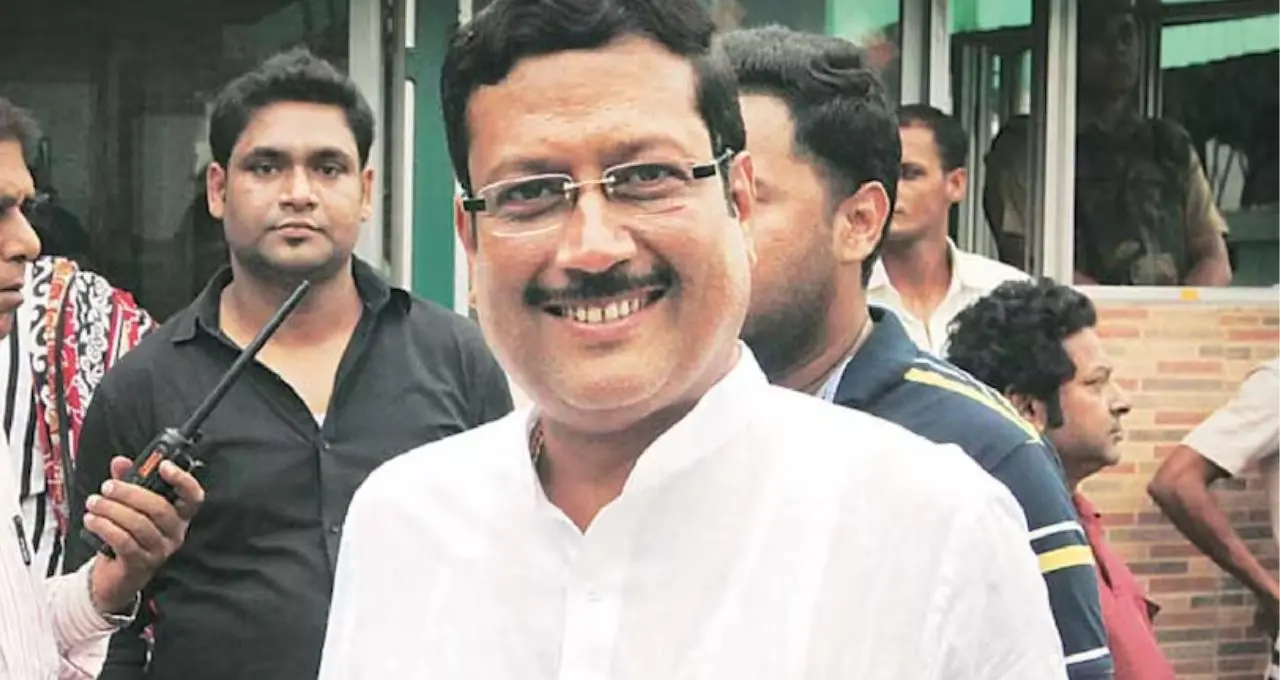 গ্যারেজে বিলাসবহুল গাড়ির সারি, সোনায় মোড়া সম্পদ! বারাসাতে তৃণমূলের হেভিওয়েট Sabyasachi Dutta-র সম্পত্তির খতিয়ান নজরকাড়া
