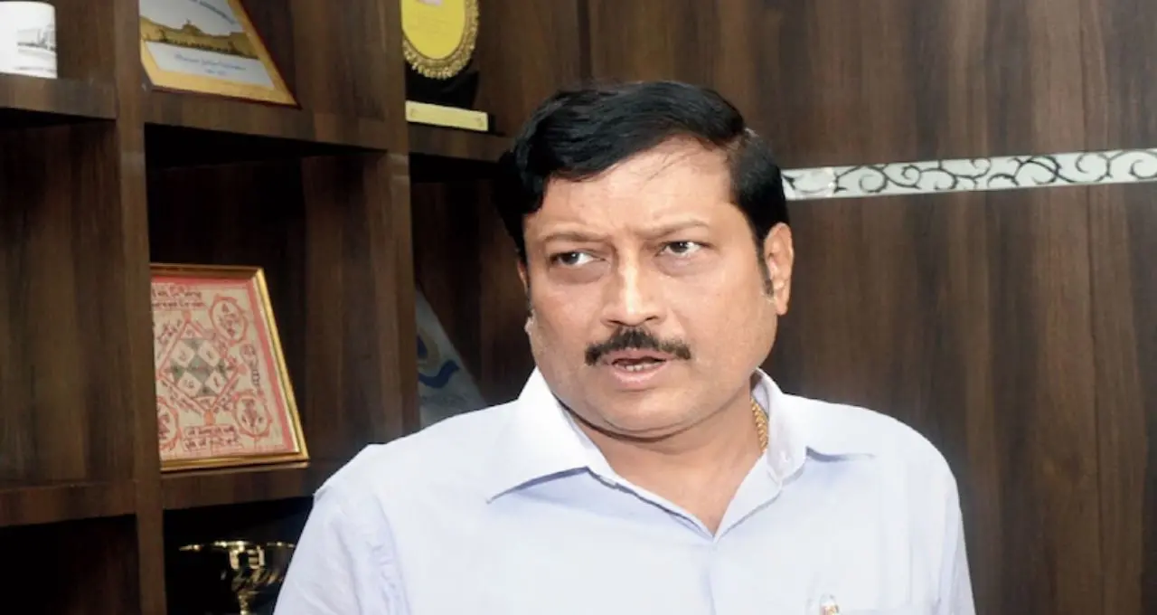 গ্যারেজে বিলাসবহুল গাড়ির সারি, সোনায় মোড়া সম্পদ! বারাসাতে তৃণমূলের হেভিওয়েট Sabyasachi Dutta-র সম্পত্তির খতিয়ান নজরকাড়া
