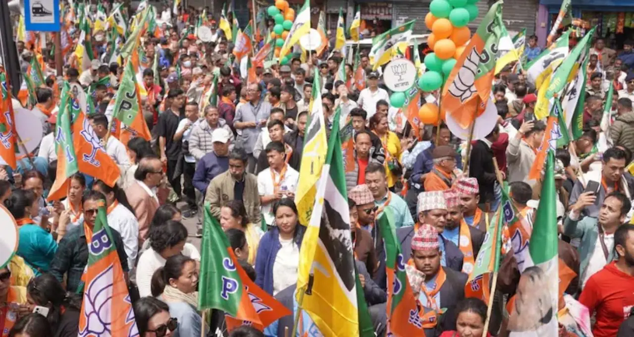 দার্জিলিং পাহাড়ে নতুন সমীকরণ! প্রার্থী কম, জোটে বদল—ভোটের লড়াই এবার আরও জমজমাট
