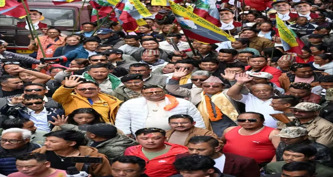 দার্জিলিং পাহাড়ে নতুন সমীকরণ! প্রার্থী কম, জোটে বদল—ভোটের লড়াই এবার আরও জমজমাট
