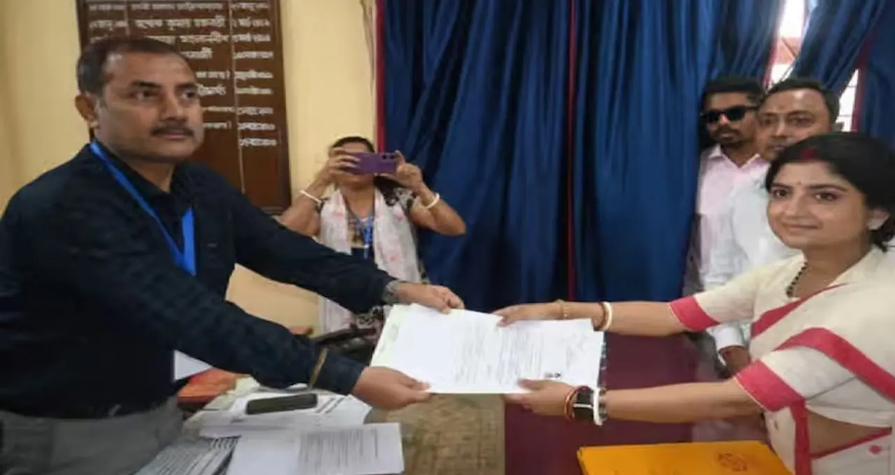 ৫ বছরে আয় চারগুণ! গাড়ি-সোনা-ফ্ল্যাটে ঠাসা সম্পত্তি—Aditi Munshi-র হলফনামায় চমক