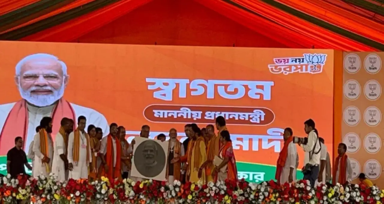 মোদির সভায় মানবিকতার নজির! বন্ধুকে কাঁধে তুলে কয়েক কিমি পথ, আবেগঘন ঘটনায় আপ্লুত বীরভূম