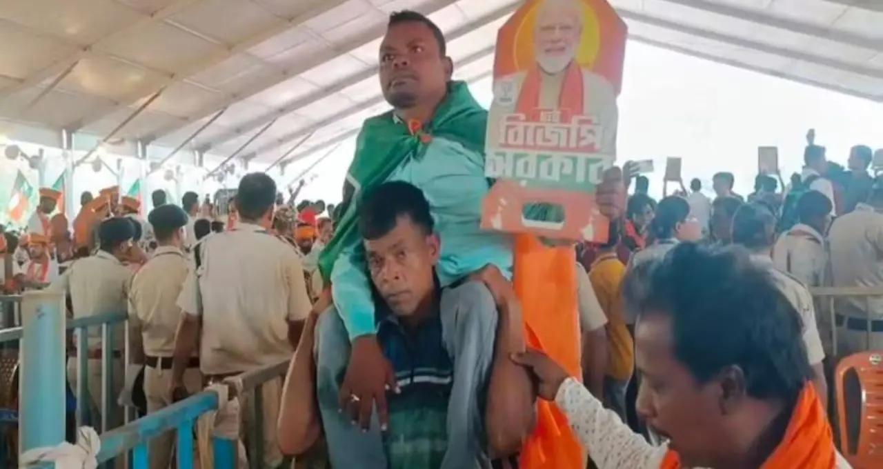 মোদির সভায় মানবিকতার নজির! বন্ধুকে কাঁধে তুলে কয়েক কিমি পথ, আবেগঘন ঘটনায় আপ্লুত বীরভূম