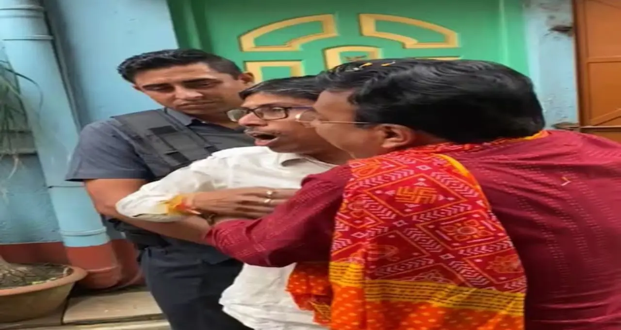 প্রচারে আবেগঘন মুহূর্ত! ‘জয় বাংলা’-‘জয় ভারত’ কোলাকুলিতে ভাইরাল রুদ্রনীল ঘোষ
