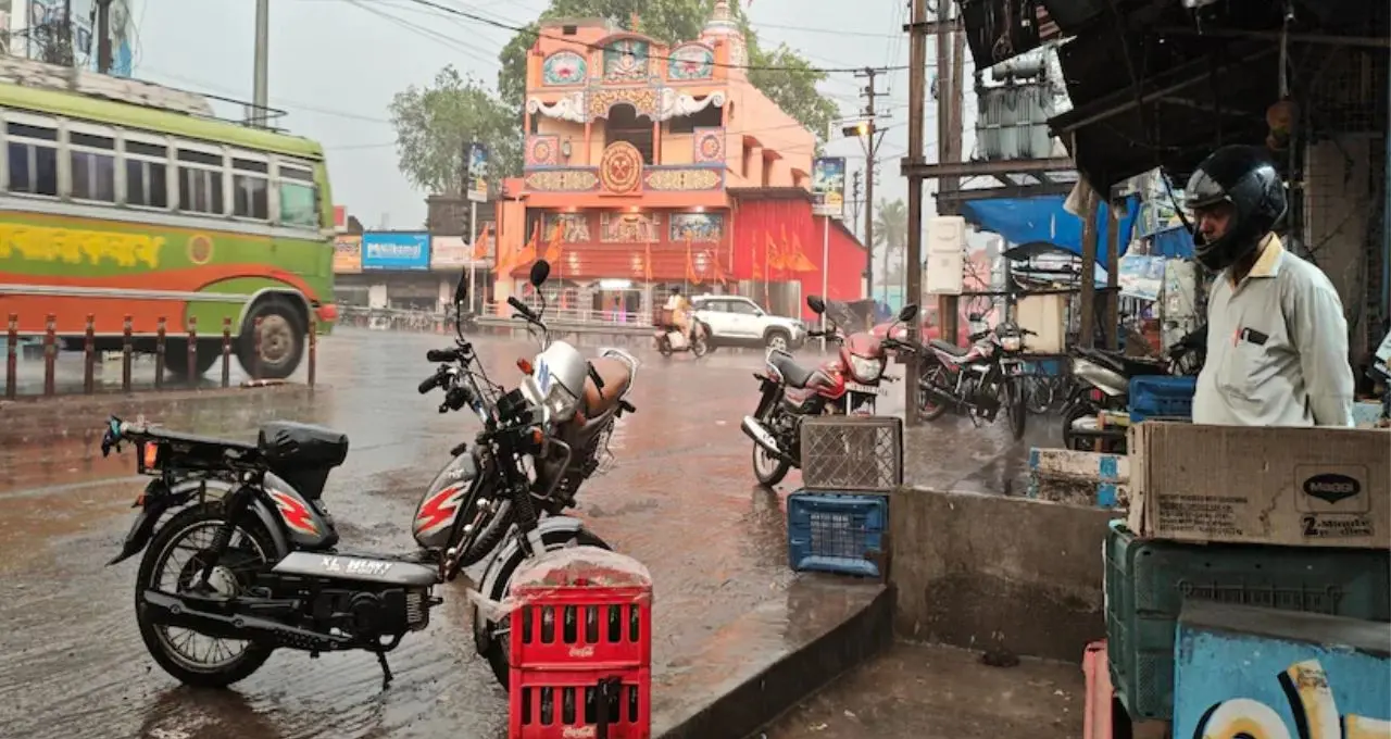 IMD Rain Alert: নিম্নচাপের প্রভাবে তাণ্ডবের আশঙ্কা! দক্ষিণবঙ্গে ঝড়-বৃষ্টি-বজ্রপাতের বড় সতর্কতা
