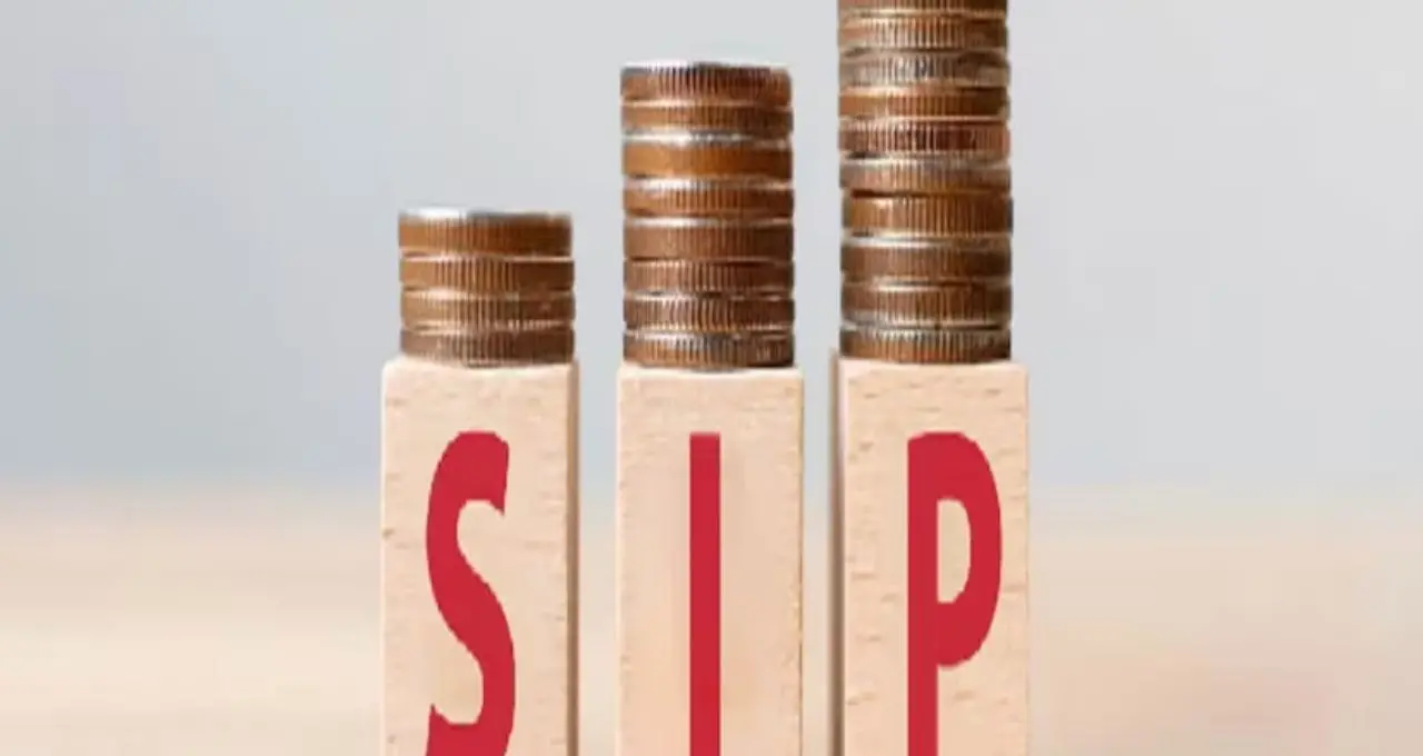 SIP vs Lumpsum: ১০০০ টাকার SIP না ১ লক্ষ লাম্পসাম—২০ বছরে কোথায় বেশি লাভ? জানুন সহজ হিসাব
