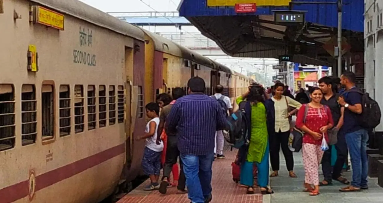 Summer Special Train 2026: ভোটের আবহে বড় স্বস্তি! মালদহ-উধনা স্পেশাল ট্রেন চালু, জানুন সময়সূচি
