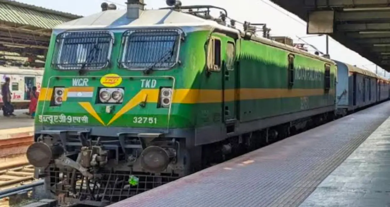 Summer Special Train 2026: ভোটের আবহে বড় স্বস্তি! মালদহ-উধনা স্পেশাল ট্রেন চালু, জানুন সময়সূচি
