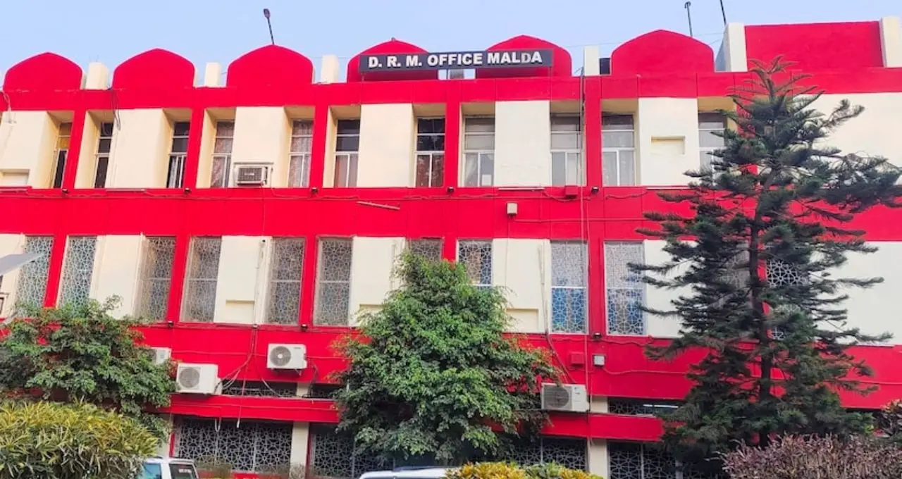 স্ক্র্যাপেই সোনার খনি! ২৬ কোটি আয়ে রেকর্ড গড়ল Indian Railways-এর মালদহ ডিভিশন
