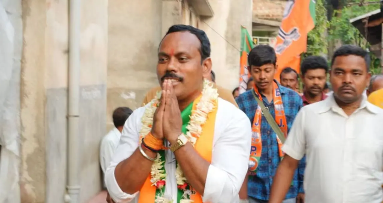 প্রচারে নেমে ঢালাই শ্রমিক! উদয়নারায়ণপুরে বিজেপি প্রার্থীর ‘গ্রাউন্ড কানেক্ট’ কৌশল