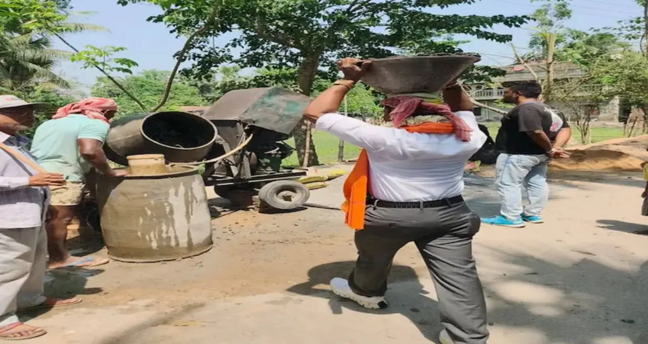 প্রচারে নেমে ঢালাই শ্রমিক! উদয়নারায়ণপুরে বিজেপি প্রার্থীর ‘গ্রাউন্ড কানেক্ট’ কৌশল