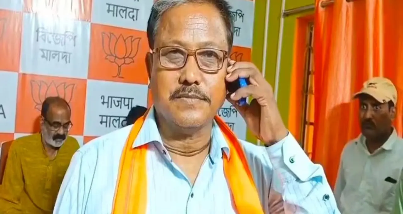 মনোনয়ন জমা দিয়েই ইউ-টার্ন! গাজোলে নির্দল প্রার্থী সরে বিজেপির পাশে, ভোটের আগে নতুন সমীকরণ