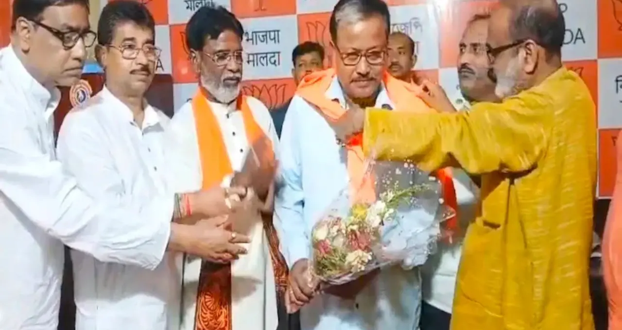 মনোনয়ন জমা দিয়েই ইউ-টার্ন! গাজোলে নির্দল প্রার্থী সরে বিজেপির পাশে, ভোটের আগে নতুন সমীকরণ