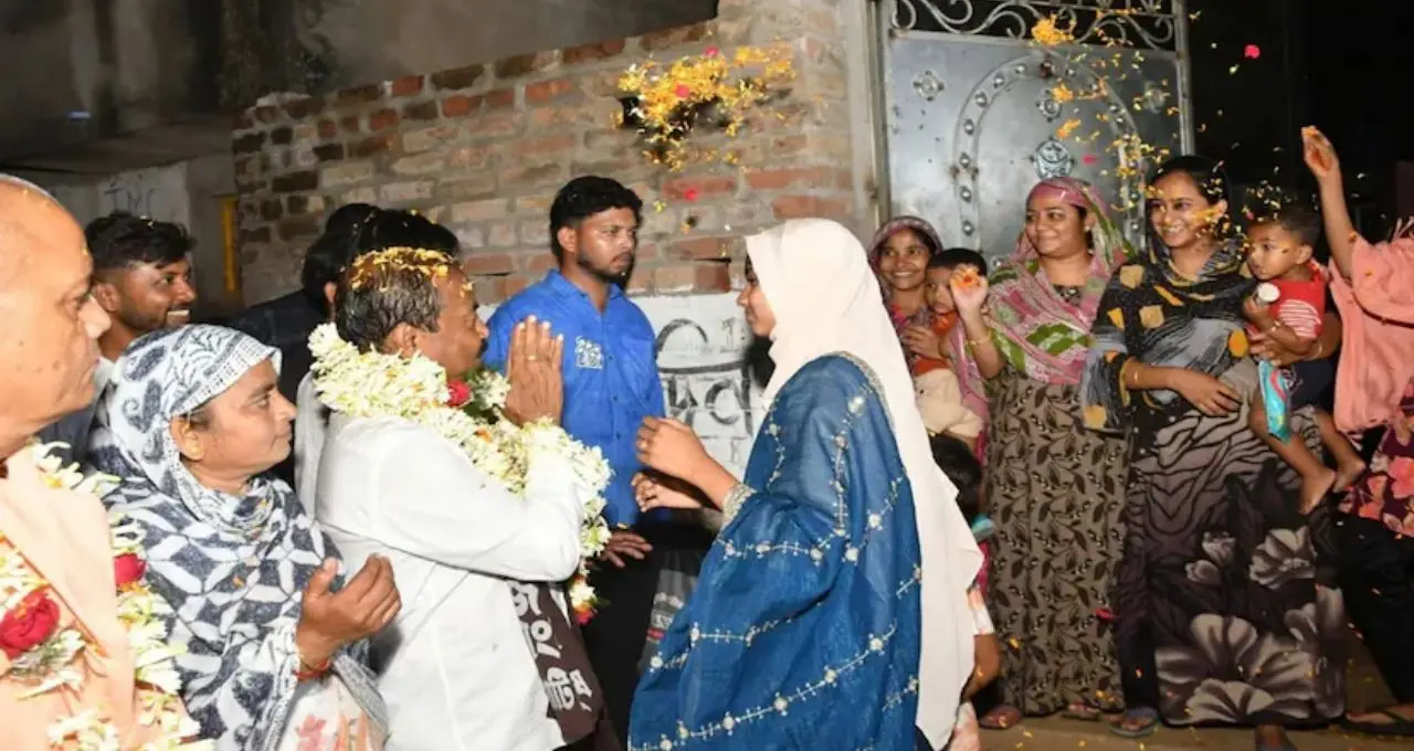 ভাইরাল ভিডিওতে তোলপাড় মুর্শিদাবাদ! মিম-হুমায়ুন জোট ভাঙতেই চড়ল রাজনীতির পারদ, কী বললেন অধীর?
