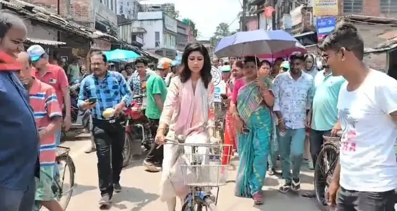 সবুজ সাথীর সাইকেলে গলি গলি প্রচার! লাভলি মৈত্র-র অভিনব কৌশলে চমকে সোনারপুর
