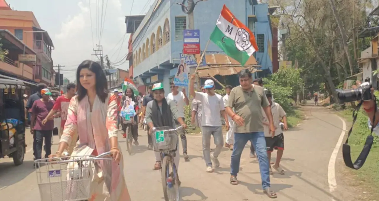 সবুজ সাথীর সাইকেলে গলি গলি প্রচার! লাভলি মৈত্র-র অভিনব কৌশলে চমকে সোনারপুর
