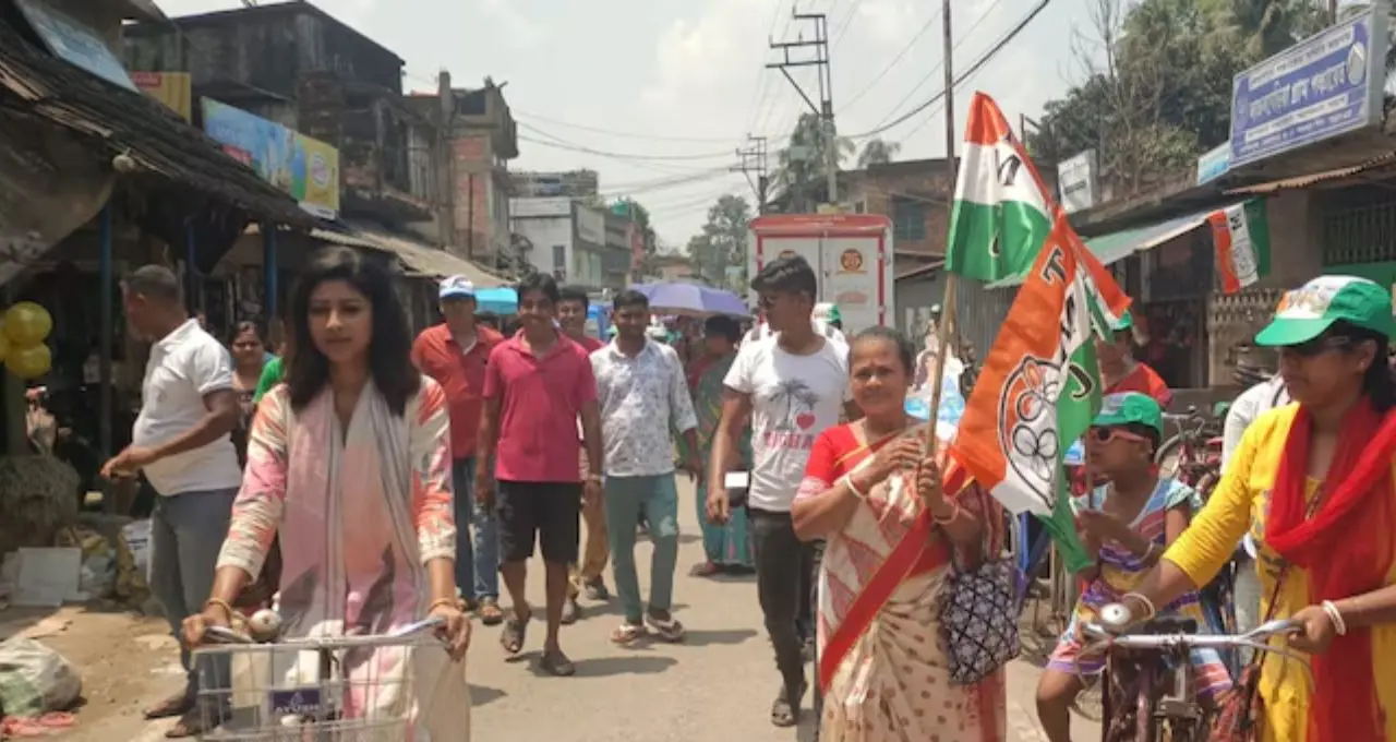 সবুজ সাথীর সাইকেলে গলি গলি প্রচার! লাভলি মৈত্র-র অভিনব কৌশলে চমকে সোনারপুর
